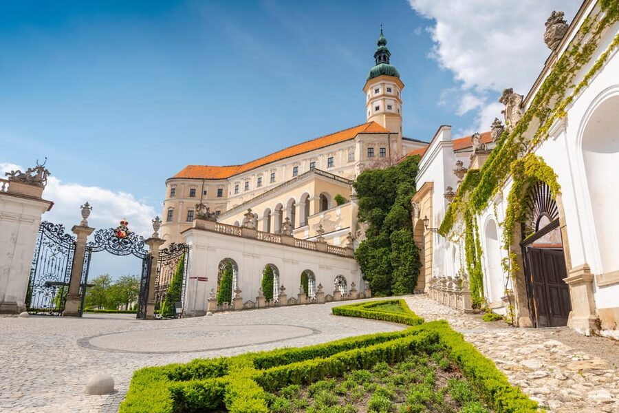 4 castles private day trip from Vienna to South Moravia - Vehicle choices for private groups