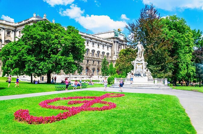 A box for a romantic walk in the city center of Vienna - What Makes This Vienna Date Different
