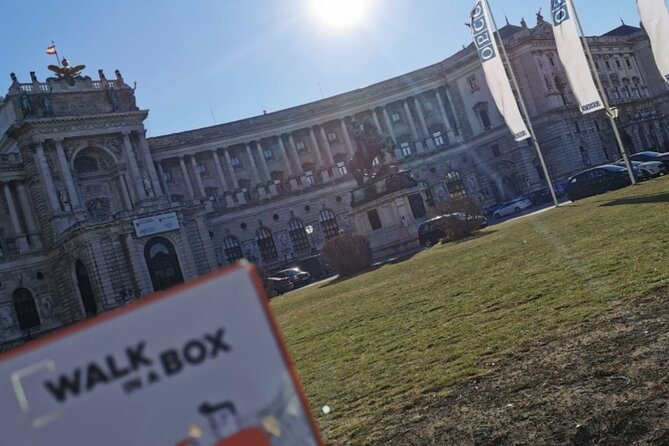 A box for a romantic walk in the city center of Vienna - Meeting the Waltz King in Stadtpark