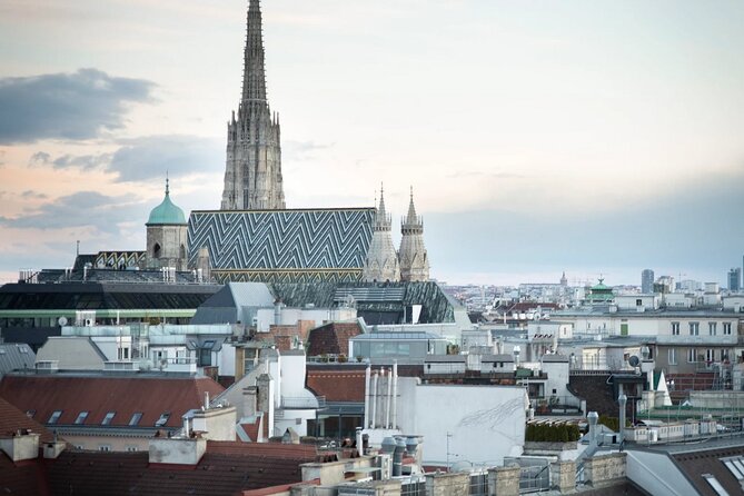 A box for a romantic walk in the city center of Vienna - Franziskanerplatz and a Film Connection