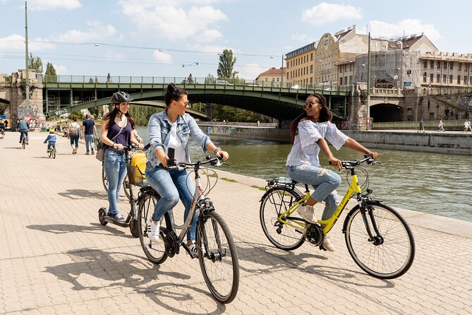 Bike date Tour In Vienna - The Lighted Ferris Wheel as a Colorful Finale
