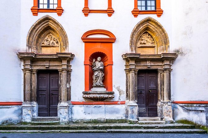 Budapest-Vienna One-Way Sightseeing Transfer - The vehicle, guide, and luggage question