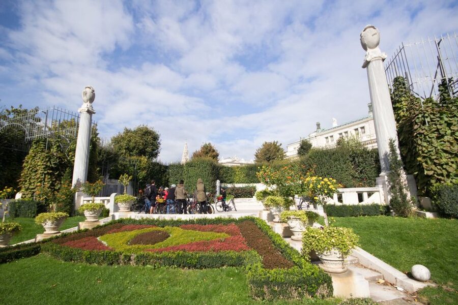 Classic Vienna: 3-Hour Guided Bike Tour - Hofburg Palace and Heldenplatz