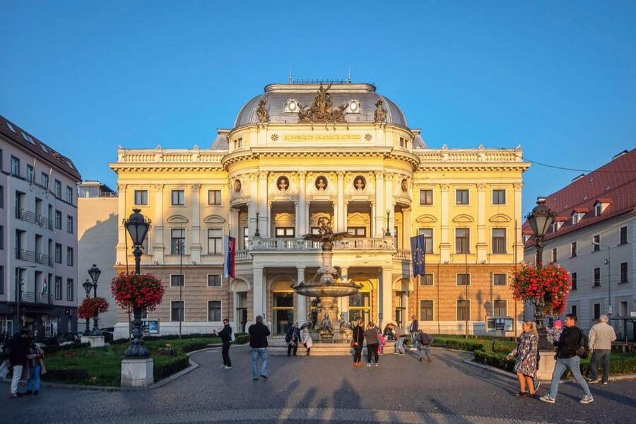 From Vienna: Bratislava City Highlights Trip - Bratislava Castle and the city below