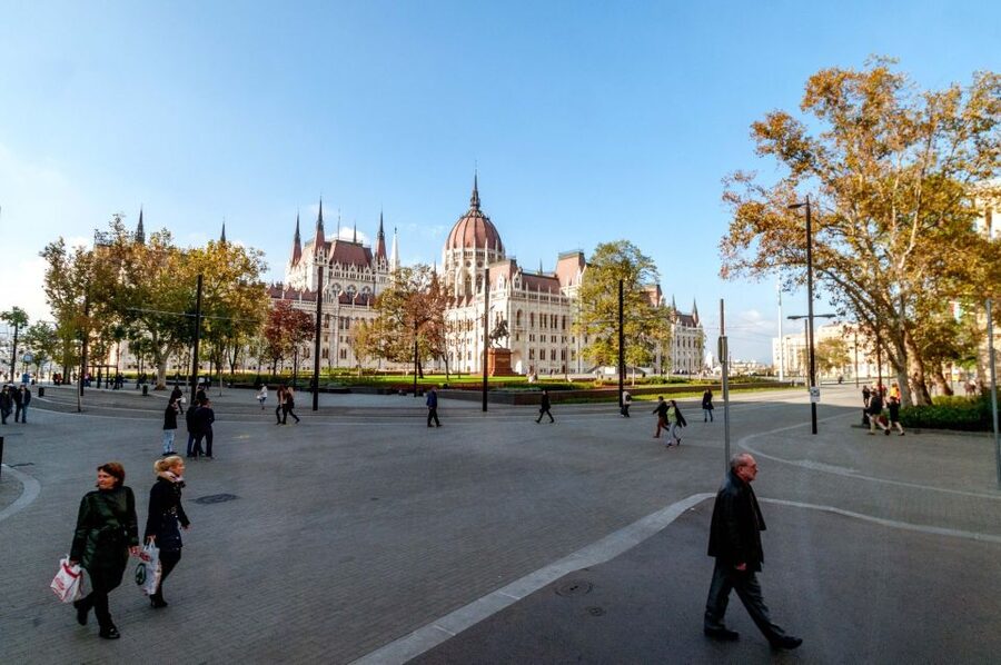 From Vienna: Guided Day Trip to Budapest - The 1.5-hour bus tour covers a lot of ground