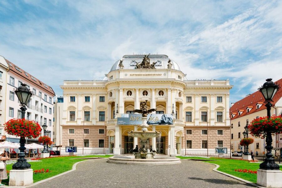 From Vienna: Guided Tour to Bratislava with Speed Boat Ride - The optional oldtimer ride to Bratislava Castle