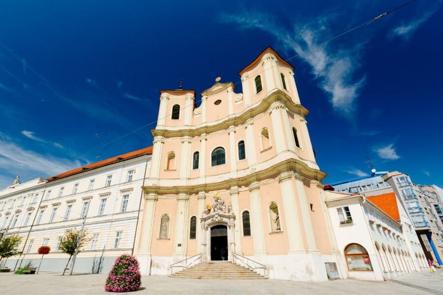 From Vienna: Guided Tour to Bratislava with Speed Boat Ride - Finding Pontoon HUMA 6 for the boat