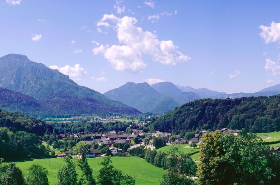 From Vienna: Salzburg and Alpine Lakes Full-Day Trip - Guides, group size, and the human factor
