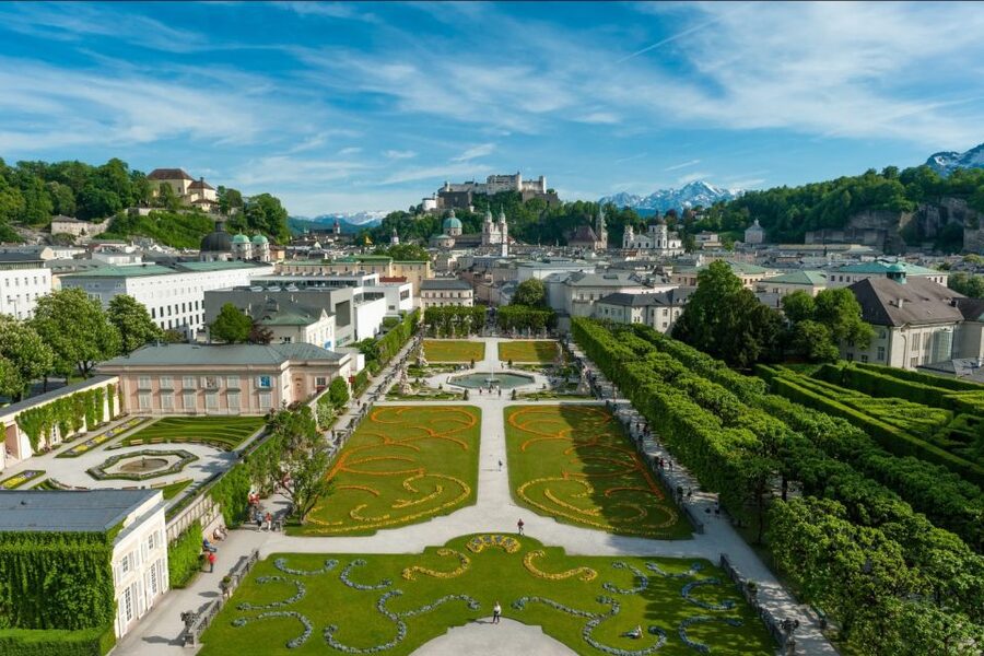 From Vienna: Salzburg and Alpine Lakes Full-Day Trip - Leaving Vienna early at Albertinaplatz