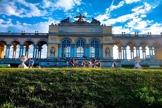 Fun & mobile scavenger hunt through the Schönbrunn Palace Park - A different way to see Schönbrunn Park