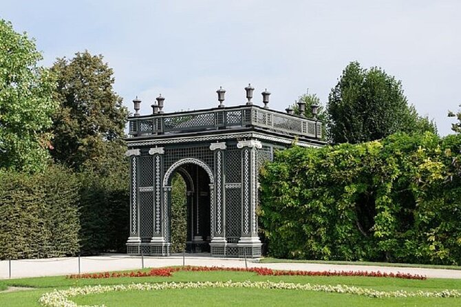 Fun & mobile scavenger hunt through the Schönbrunn Palace Park - Playing alone, together, or competitively