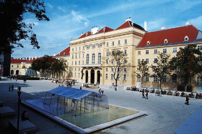 Fun & mobile scavenger hunt through Vienna - Kunsthistorisches Museum Vienna and Maria Theresien Square
