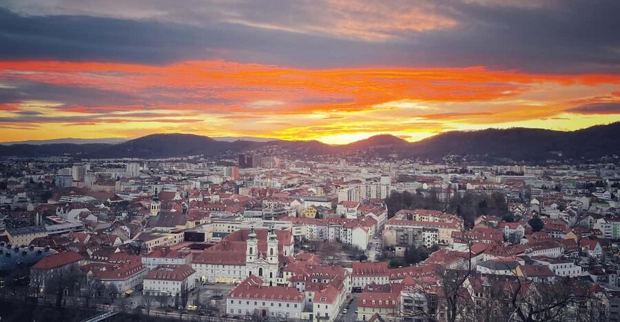Graz: Funicular Ride & Schlossberg Picnic Experience - Meeting at Schlossbergplatz