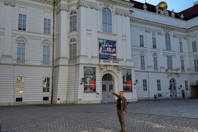 Guided city tour in Vienna: the emergence of a cosmopolitan city - Michaelerplatz: Roman beginnings and a modern building dispute