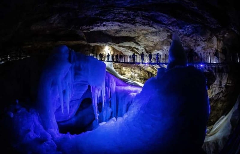 Hallstatt & Ice Cave & 5 fingers Private Trip From Salzburg - Looking over the drop at 5 Fingers