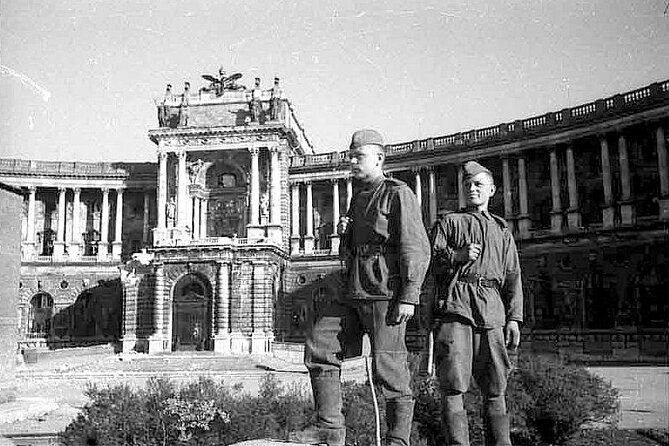 Historical Hitler Walking Tour of Vienna - What the walking pace and group size feel like