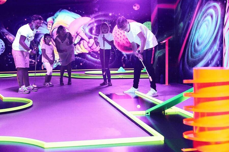 Innsbruck: 3D Mini Golf with Dazzling Light Effects - Picking Up Your Club and Starting the 18-Hole Round