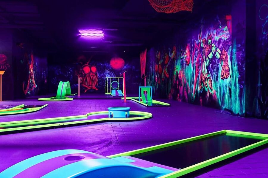 Innsbruck: 3D Mini Golf with Dazzling Light Effects - How the UV Light Changes the Game