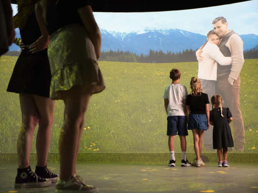 Innsbruck: EXPERIENCE TIROL - Immersive Show Flex Ticket - Thomas and Anna give the hour a human thread
