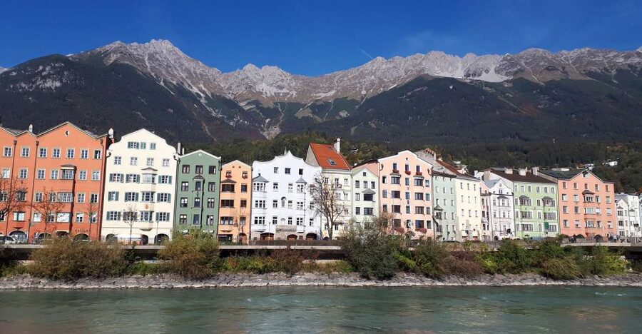 Innsbruck: Express Walk with a Local in 60 minutes - Dom St. Jakob and a second landmark