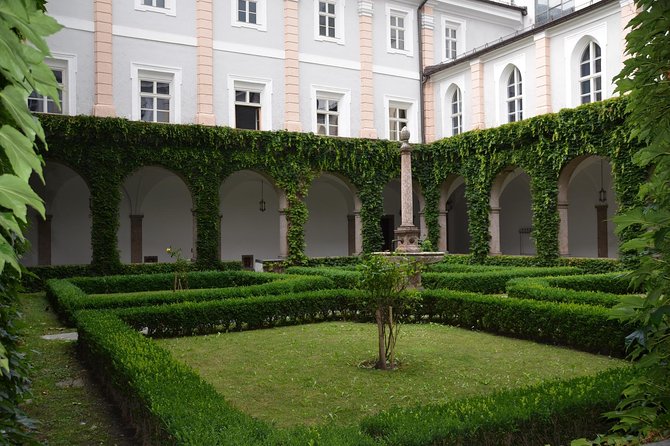 Innsbruck Walking tour with private guide - Starting beneath the Triumphal Arch