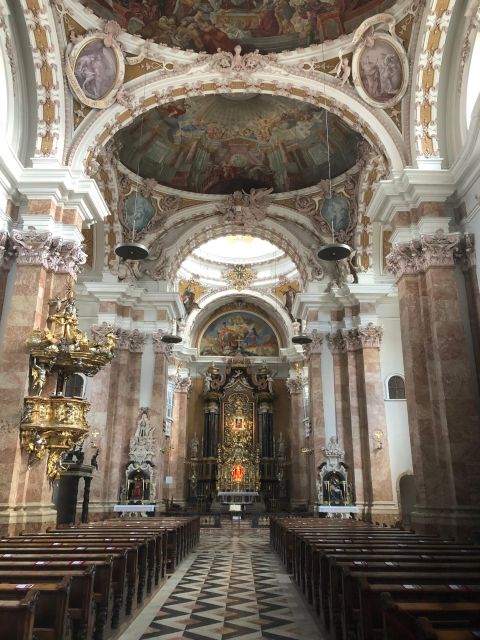 Innsbruck - "Welcome Tour" by Per Pedes. Guided City Tour. - Entering Innsbruck Cathedral