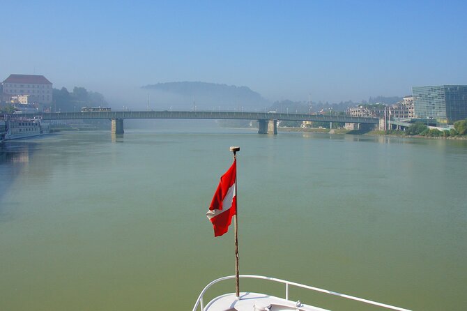 Linz harbour tour by boat - Boarding at Doktor-Ernst-Koref-Promenade