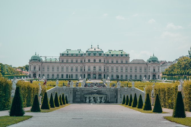 Luxury transport from/to Warsaw - Vienna / International Airport by private car - Key points at a glance