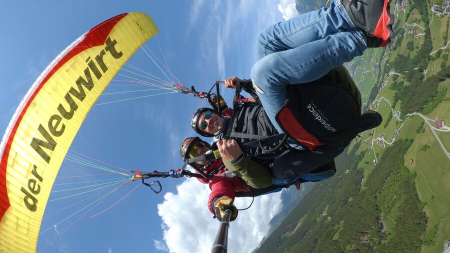 Mayrhofen: Höhenflug über den Bergen von Mayrhofen - Calm Views or Loopings?