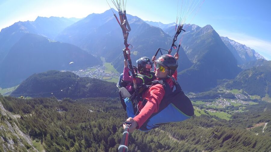 Mayrhofen: Höhenflug über den Bergen von Mayrhofen - From Preparation to Takeoff