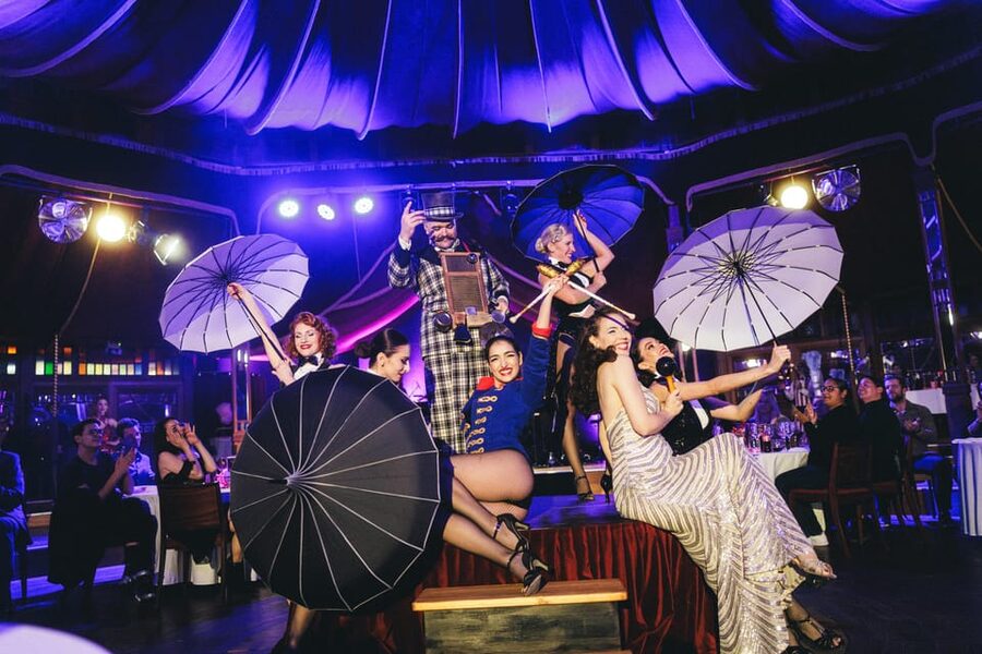 Mirage Vienna: Burlesque Spectacular – Dinner Show - Russell Brunner keeps the English program moving