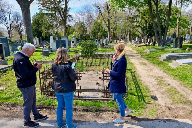 Mobile puzzle rally tour at the Vienna Central Cemetery - Starting at the second gate