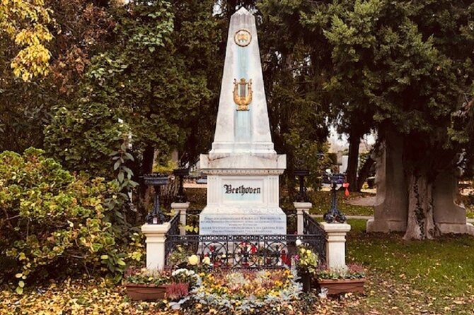 Mobile puzzle rally tour at the Vienna Central Cemetery - Strange stories about death and the apparently dead