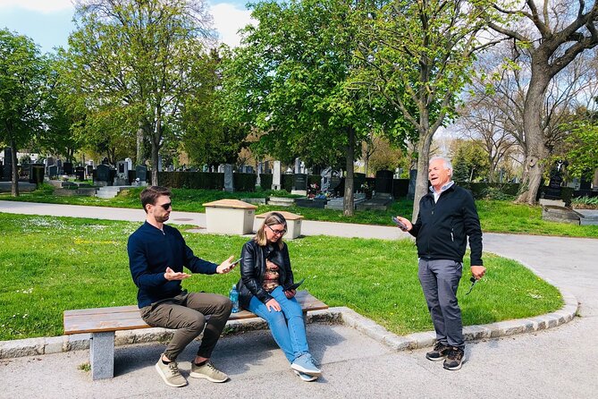 Mobile puzzle rally tour at the Vienna Central Cemetery - Playing alone, with friends, or against your group