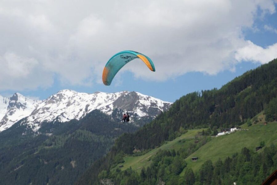 Neustift im Stubaital: Morning Paragliding Experience - The safety briefing and equipment