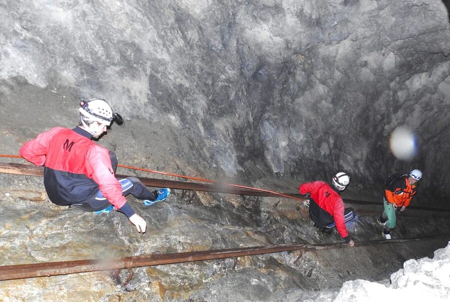 Ötztal: Guided Cave Tour for Beginners - The minibus ride keeps the outing practical