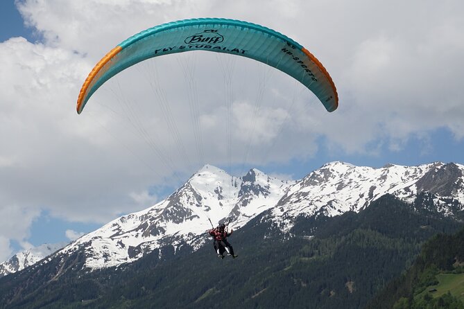 Paragliding experience in Fulpmes in the Stubai Valley - The lift ride to the mountain launch point