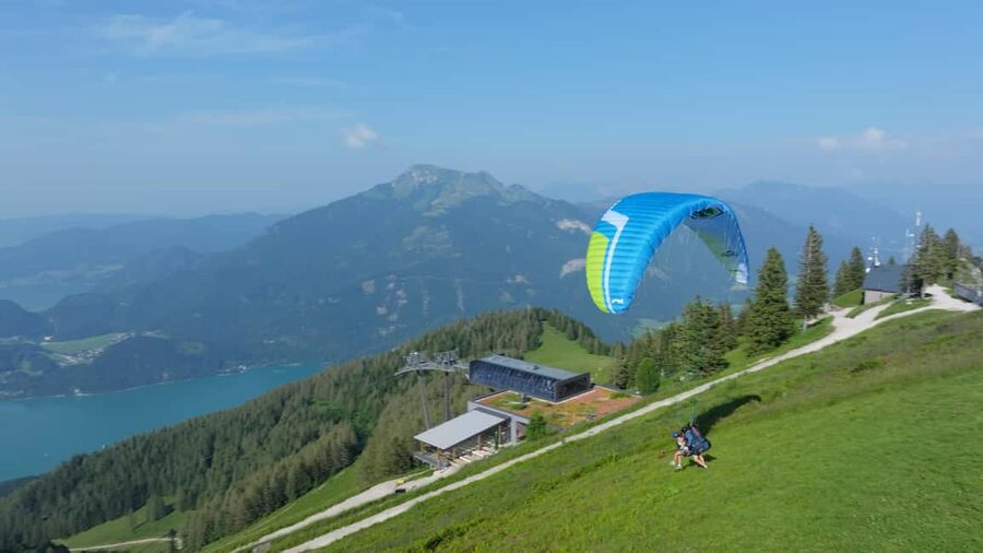 Paragliding Tandemflight in Salzkammergut / Wolfgangsee - Riding the cable car to Zwölferhorn