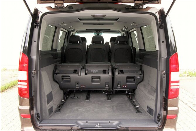 Private airport transfer in Vienna for up to 8 people in minibus - Finding the driver at Vienna Airport