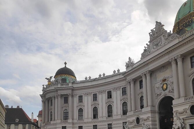 Private car or minivan transfer from Budapest to Vienna or back. - Who should book this private ride?