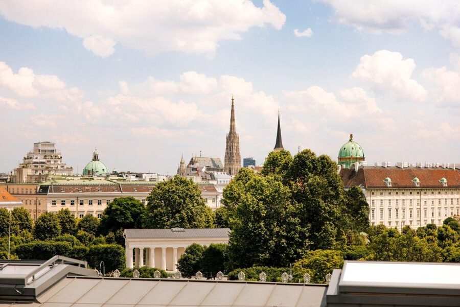Private Half-day Vienna City Tour incl. Schönbrunn Palace - Meeting your guide and using Vienna’s transit