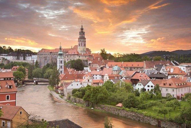 Private One-Way Sightseeing Transfer from Prague to Vienna via Cesky Krumlov - Why this route makes sense between Prague and Vienna