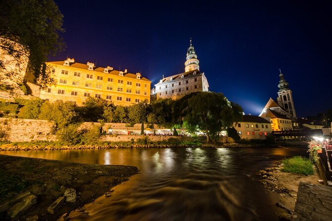 Private one way transfer from Cesky Krumlov to Vienna - Inside the 9-seat minivan