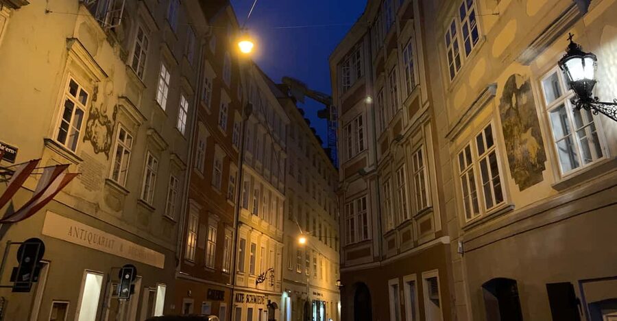 Private Spooky Vienna Tour - Meeting the guide at Helmut-Zilk-Platz