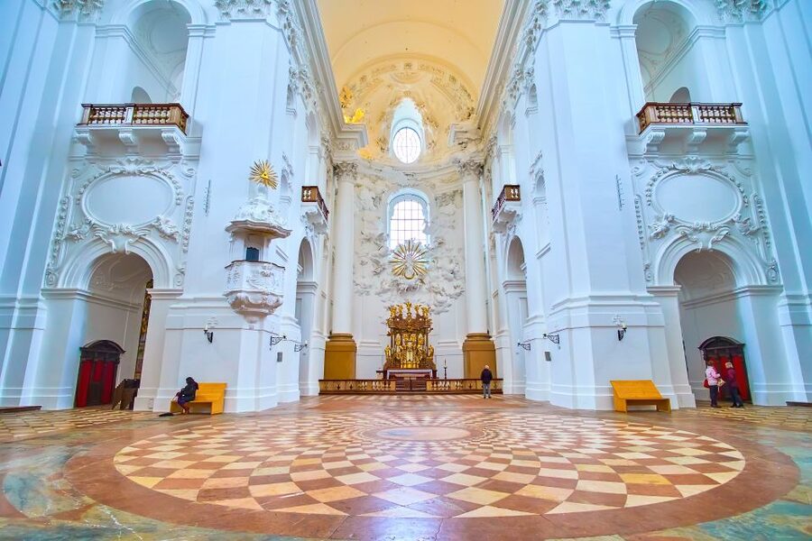 Private Tour of Salzburg from Vienna by Car or Train - Choosing a private car from Vienna