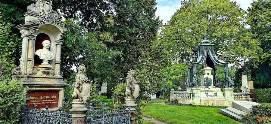 Private tour: Vienna Central Cemetery 1st gate and 2nd gate - Taking the streetcar from the 1st gate to the 2nd gate