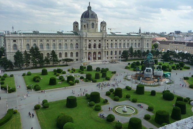 Private Transfer from Munich to Vienna with 2 hours for sightseeing - Leaving Munich with a driver who handles the road