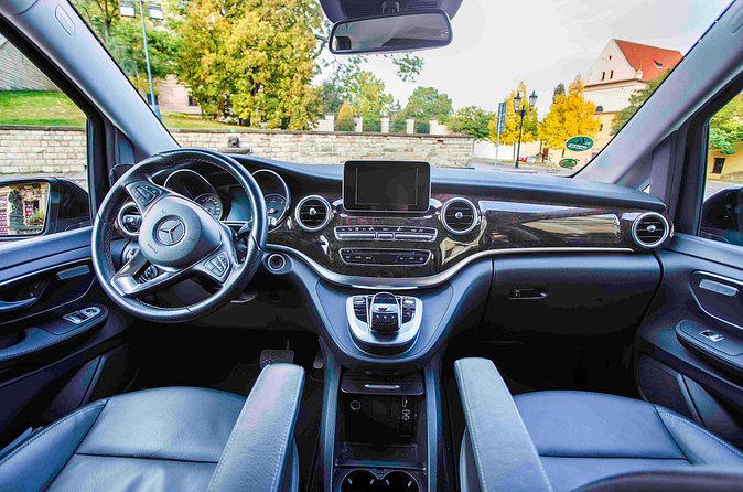Private transfer from Prague to Vienna via Cesky Krumlov - Who should book this private transfer?