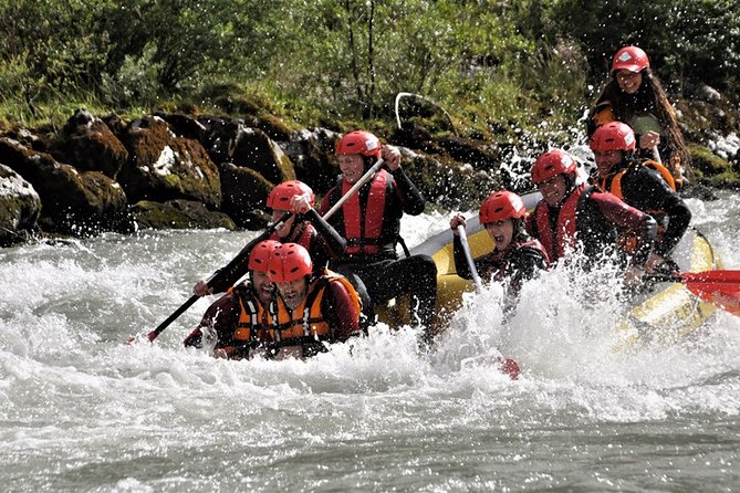Rafting in Salzach with a state-certified raft guide - The railroad surge and the waves through Lend
