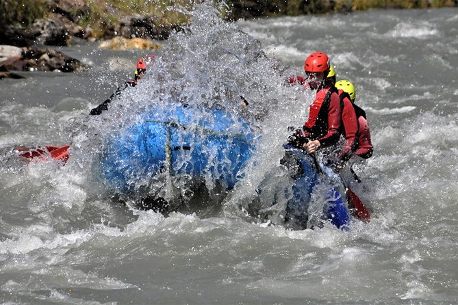 Rafting in Salzach with a state-certified raft guide - The first rapids help you find the rhythm